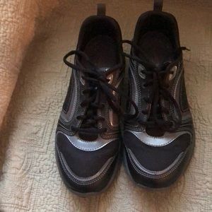 Easy spirit sneakers. Black and silver. Size 9.